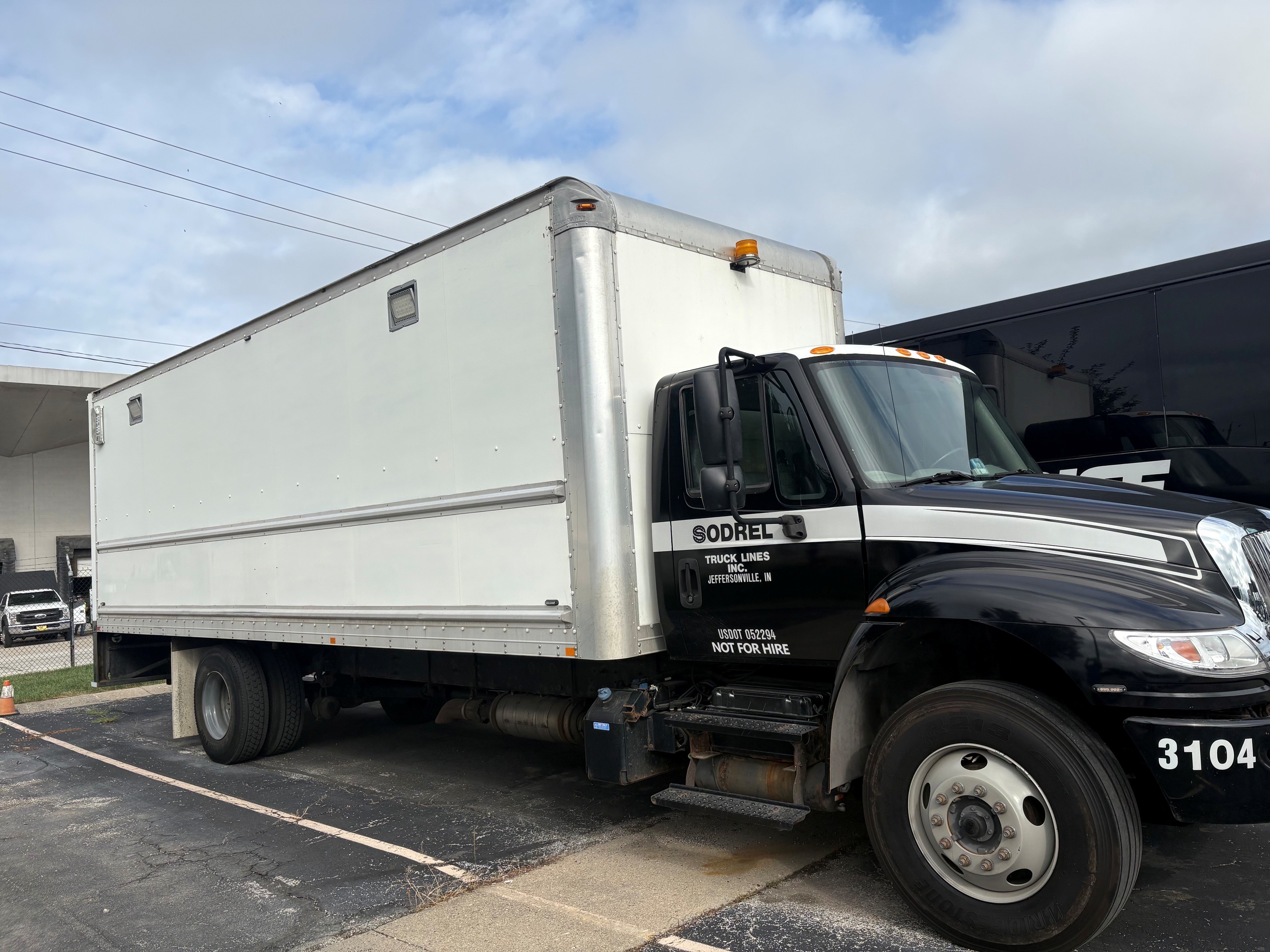 Side picture of 24' Sodrel Box Truck parked in lot